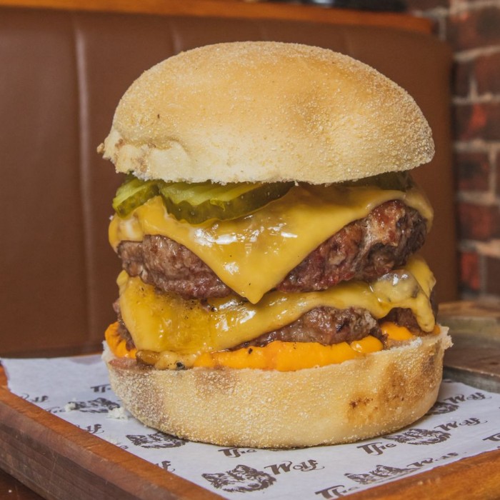 Big Wolf com dois hambúrgueres bovinos, cheddar derretido e picles no pão cervejinha