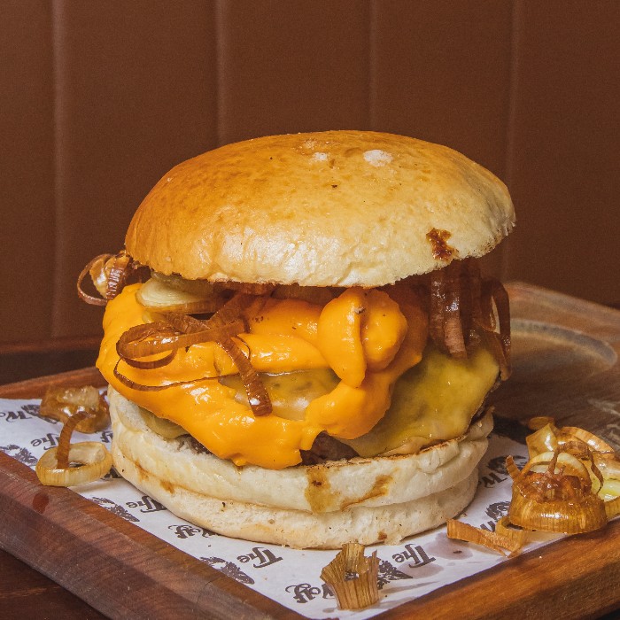 Crispy Wolf no pão brioche com cheddar e crispy de alho-poró por cima