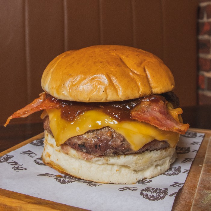 Hot Chilli Wolf com bacon grelhado, cheddar e geleia de pimenta no pão brioche
